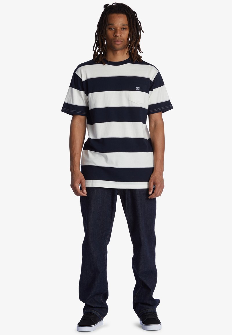 DC - CRATE STRIPE TEE - WHITE/NAVY