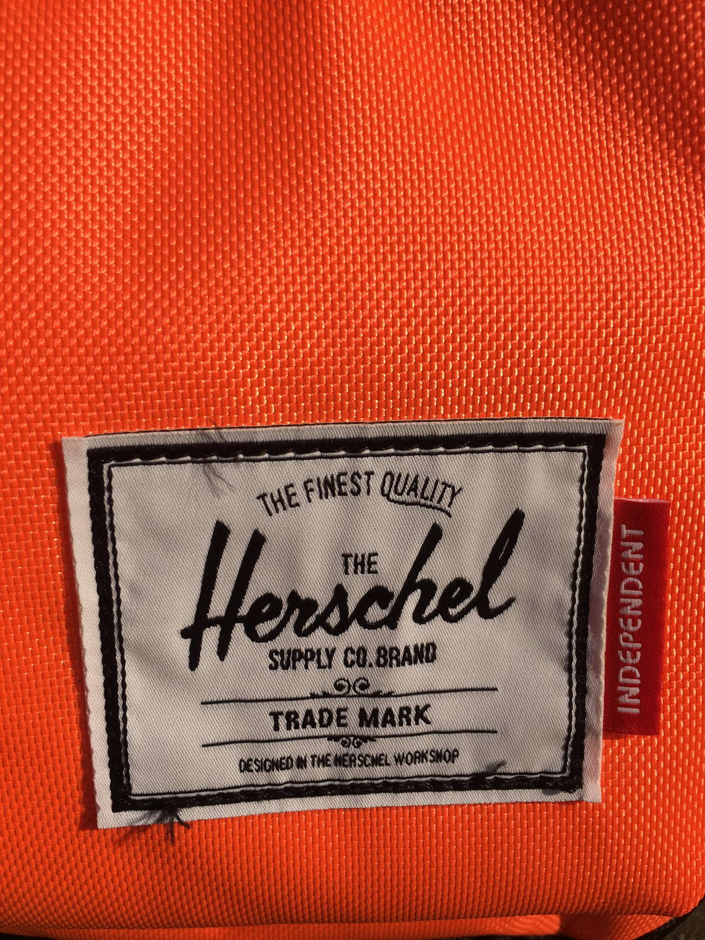 HERSCHEL - CLASSIC X-LARGE INDEPENDENT BACKPACK - SHOCKING ORANGE/BLACK