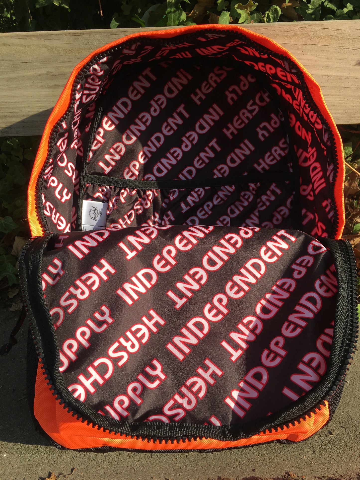 HERSCHEL - CLASSIC X-LARGE INDEPENDENT BACKPACK - SHOCKING ORANGE/BLACK
