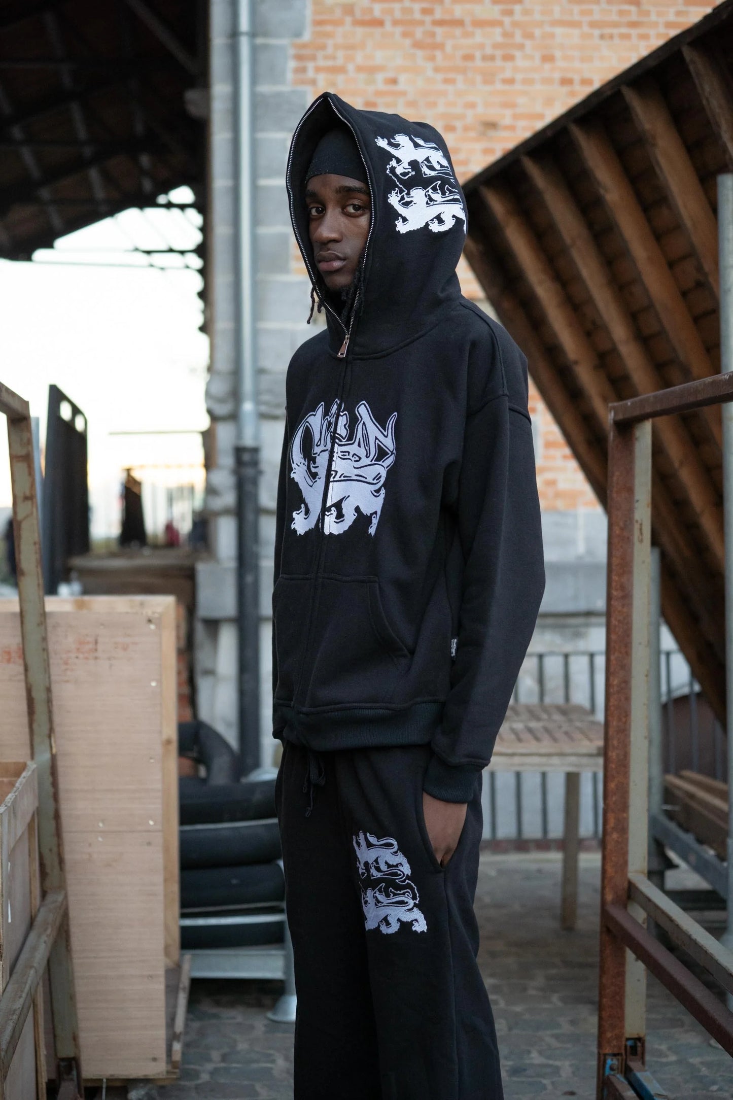 KEEP IT CLEAN - FEARED LION FULL ZIP HOOD - BLACK/WHITE