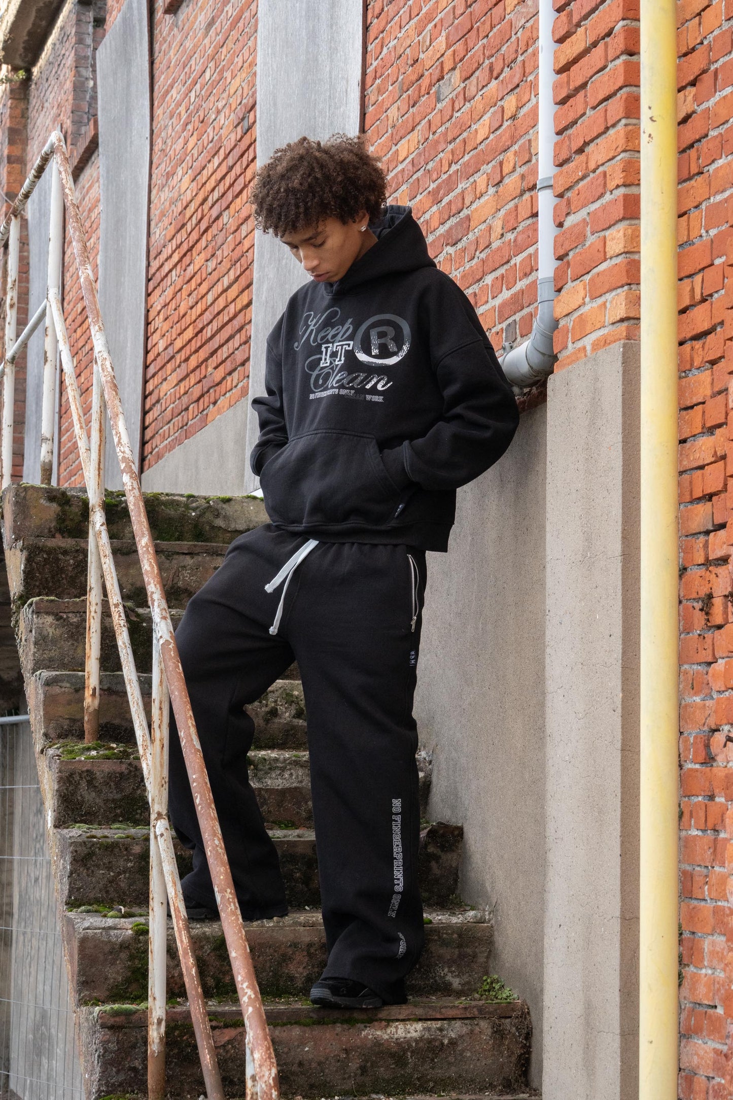 KEEP IT CLEAN - DISTRICT HOOD - BLACK