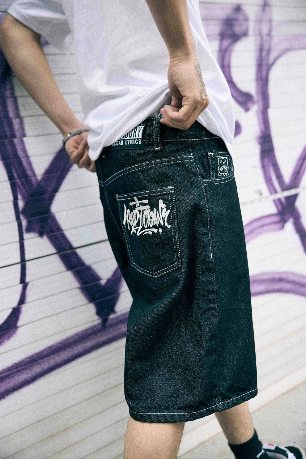 KEEP IT CLEAN - LOOSE SHORT EMBROIDERED - BLACK